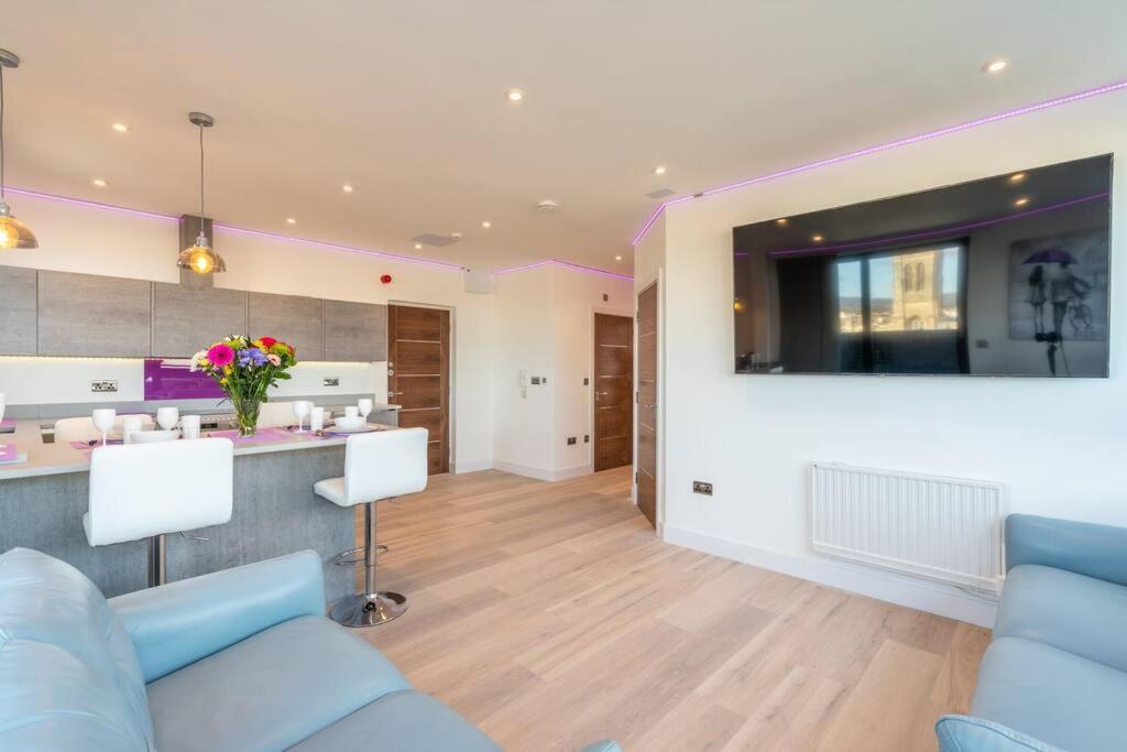 Central Penthouse With Hot Tub & Views 22 Cheltenham Kültér fotó